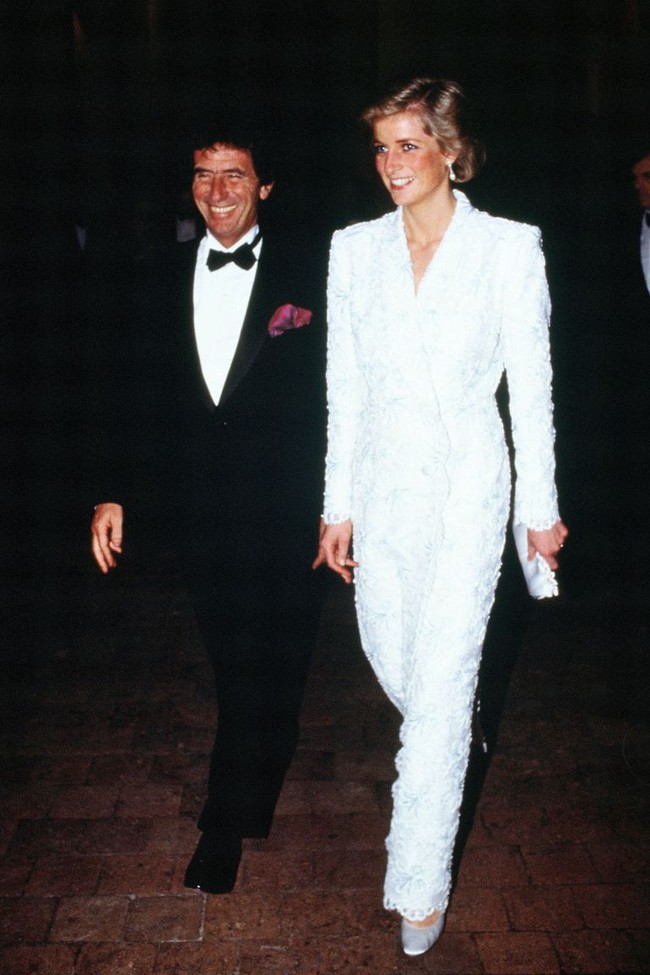 Những bộ đầm dạ hội đáng nhớ nhất lịch sử của Công nương Diana: Bộ đầm &quot;ngủ gật&quot; hay thiết kế khoét lưng táo bạo  - Ảnh 9.