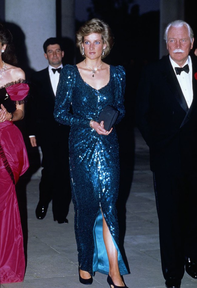 Những bộ đầm dạ hội đáng nhớ nhất lịch sử của Công nương Diana: Bộ đầm &quot;ngủ gật&quot; hay thiết kế khoét lưng táo bạo  - Ảnh 11.