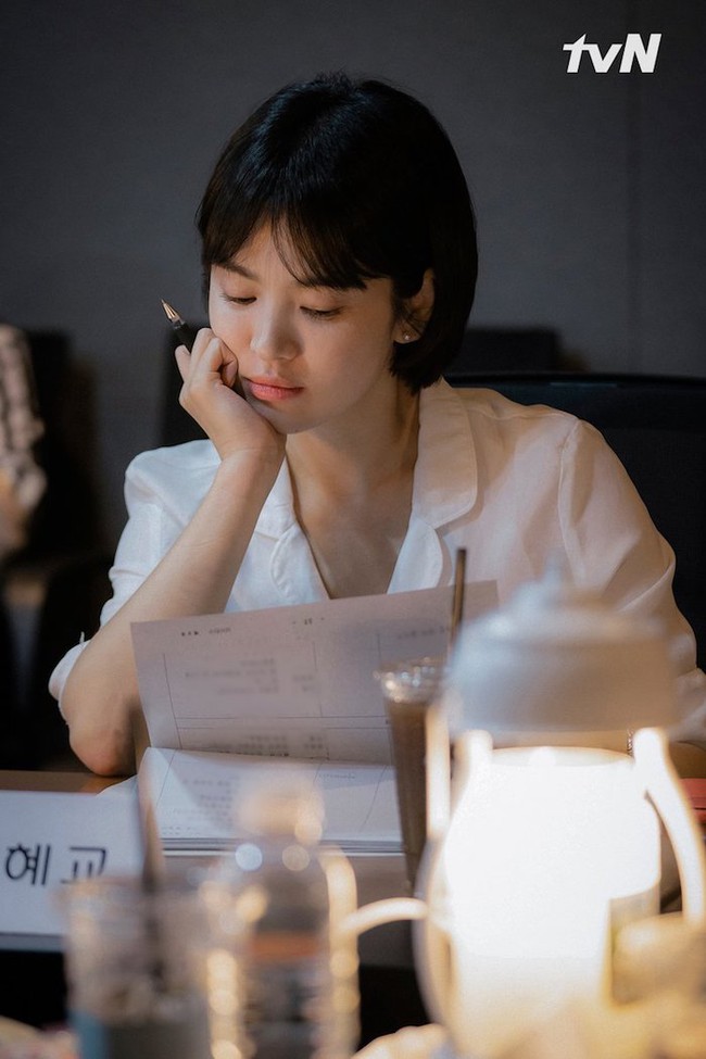 Song Hye Kyo S Reading Style Is Completely Black