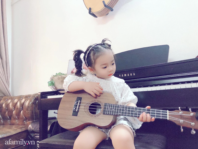 Bé gái 2 tuổi gây sốt vì thần thái lẫn giọng hát &quot;đỉnh chóp&quot; khi cover loạt hit của ca sĩ Việt, mẹ bé tiết lộ 1 điều khiến ai cũng ngạc nhiên - Ảnh 7.