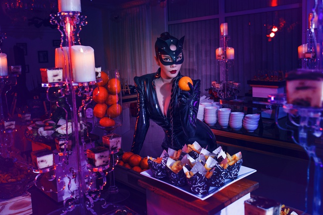 Lý Nhã Kỳ hóa miêu nữ Catwoman khoe ngực đầy gợi cảm trong đêm Halloween - Ảnh 3.