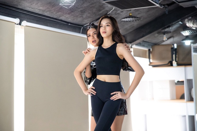 Hoa hậu Đỗ Hà khoe chân thẳng tắp trong buổi tập catwalk với Minh Tú trước thềm Miss World 2021 - Ảnh 4. Hoa hậu Đỗ Hà khoe chân thẳng tắp trong buổi tập catwalk với Minh Tú trước thềm Miss World 2021 - Ảnh 4.