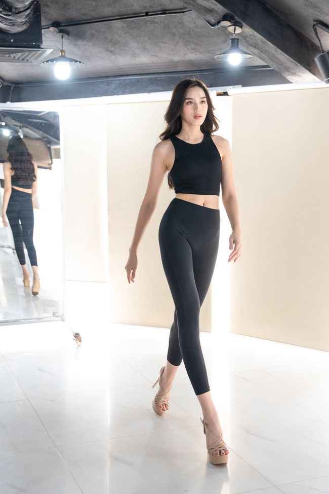 Hoa hậu Đỗ Hà khoe chân thẳng tắp trong buổi tập catwalk với Minh Tú trước thềm Miss World 2021 - Ảnh 1. Hoa hậu Đỗ Hà khoe chân thẳng tắp trong buổi tập catwalk với Minh Tú trước thềm Miss World 2021 - Ảnh 1.