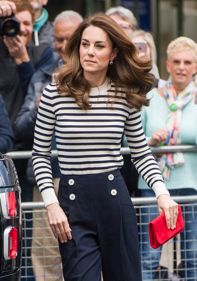 Kate Middleton hay mặc áo kẻ ngang hack tuổi, nhưng so với gái Pháp mới thấy cô mix đồ hơi lỗi thời - Ảnh 1.