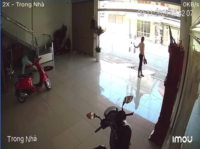 Clip anh chồng lùi ô tô vào nhà nhưng lại được cô vợ &quot;đáng đồng tiền bát gạo&quot; tạo bất ngờ bằng hành động đóng tấm cửa kính - Ảnh 2.