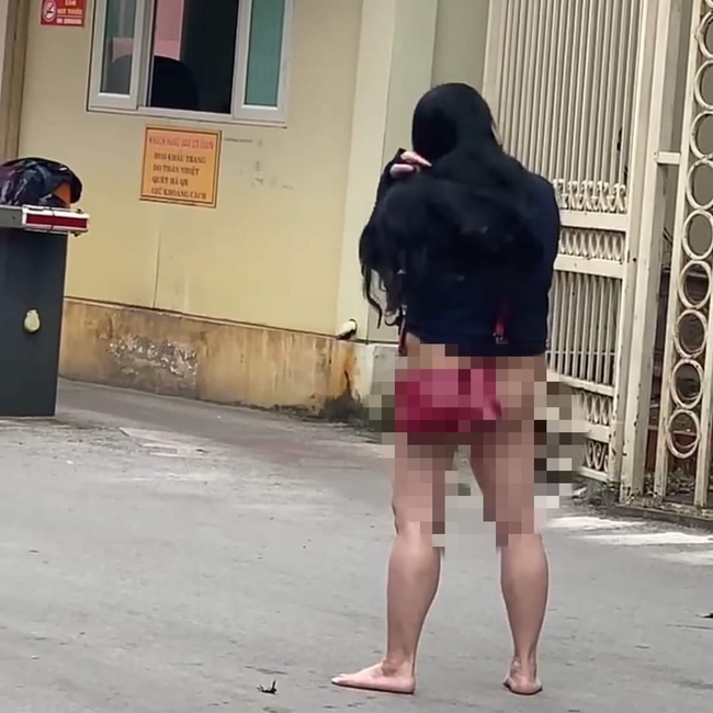 Người phụ nữ không mặc quần, đứng chửi bới trước cổng trụ sở Bưu điện tỉnh Nghệ An gây xôn xao dư luận - Ảnh 1.