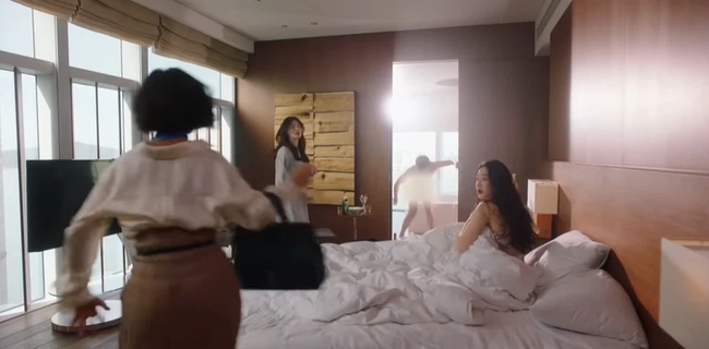 Now, We Are Breaking Up tập 1: Song Hye Kyo đánh ghen giúp bạn thân, bắt ngay tiểu tam trên giường - Ảnh 3.