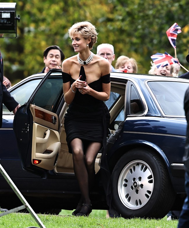 &quot;Đầm báo thù&quot; của Công nương Diana được tái hiện trên phim, nhưng người mặc lại gây thất vọng tràn trề - Ảnh 3.
