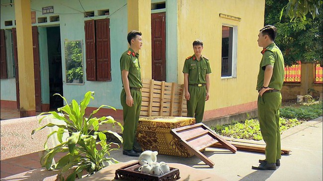 Phố trong làng tập 5: Nam được gái xinh mang giường đến tặng, y tá Ngọc bẻ gẫy tay kẻ tán tỉnh mình - Ảnh 2.