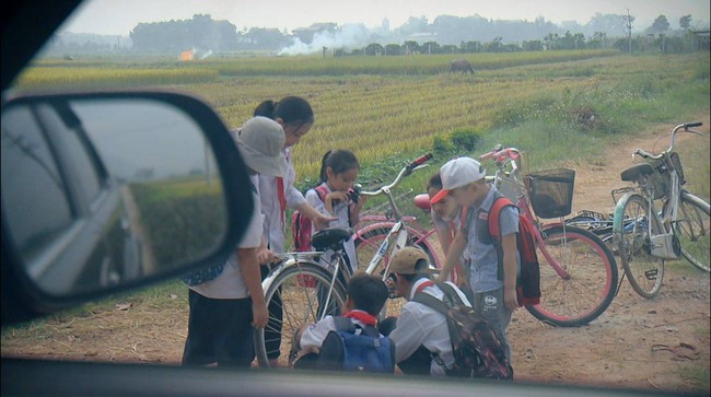 Phố trong làng tập 5: Nam được gái xinh mang giường đến tặng, y tá Ngọc bẻ gẫy tay kẻ tán tỉnh mình - Ảnh 6.