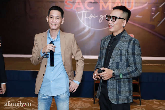 Xuất hiện cùng dàn vệ sĩ hùng hậu, đeo mặt nạ 7 màu kín mít Nathan Lee khiến nhiều người suýt không nhận ra - Ảnh 1. Xuất hiện cùng dàn vệ sĩ hùng hậu, đeo mặt nạ 7 màu kín mít Nathan Lee khiến nhiều người suýt không nhận ra - Ảnh 1.