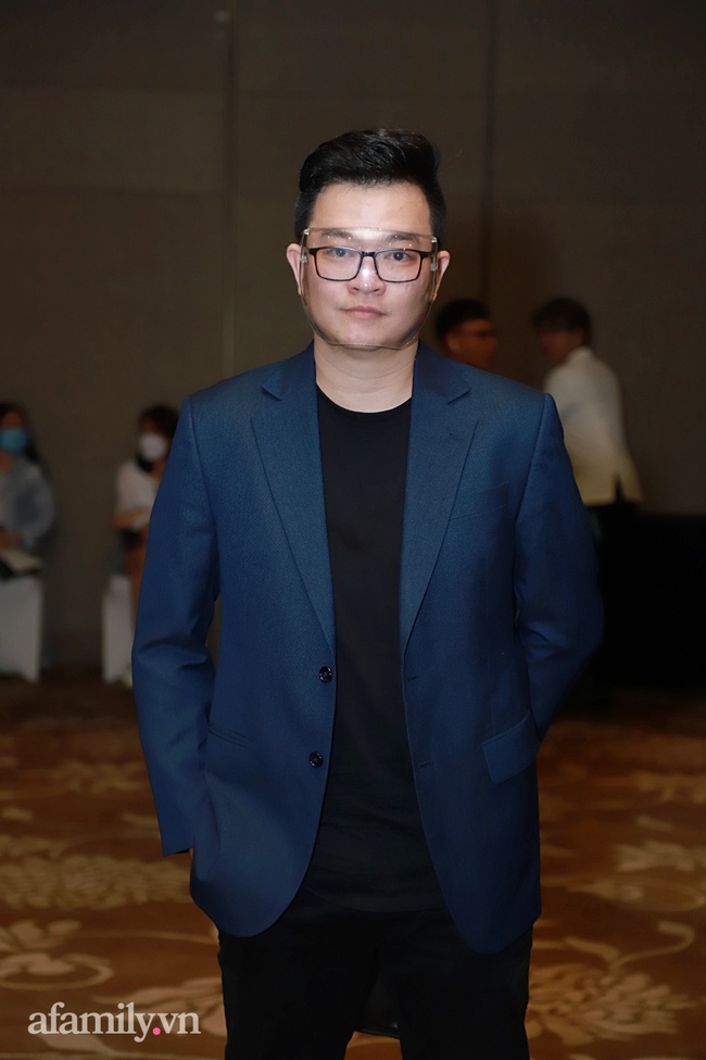 Xuất hiện cùng dàn vệ sĩ hùng hậu, đeo mặt nạ 7 màu kín mít Nathan Lee khiến nhiều người suýt không nhận ra - Ảnh 5. Xuất hiện cùng dàn vệ sĩ hùng hậu, đeo mặt nạ 7 màu kín mít Nathan Lee khiến nhiều người suýt không nhận ra - Ảnh 5.