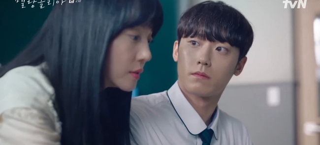 Góc khuất học đường tập 2: Lee Do Hyun ghen tuông ra mặt khi thấy cô giáo hẹn hò với hôn phu - Ảnh 3.