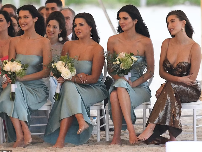 Làm phù dâu cho bạn thân, Kendall Jenner cùng em gái Gigi Hadid nổi bật giữa đám đông nhờ nhan sắc và vóc dáng cực phẩm - Ảnh 1.