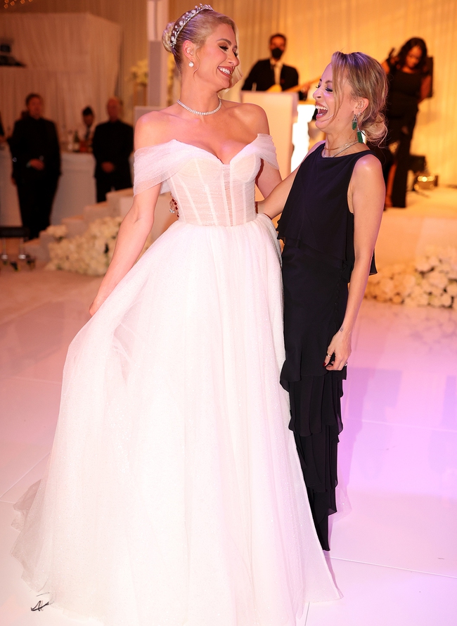 Đúng chuẩn &quot;đại tiểu thư triệu đô&quot;, Paris Hilton diện liền 4 chiếc váy lộng lẫy trong đám cưới  - Ảnh 5.