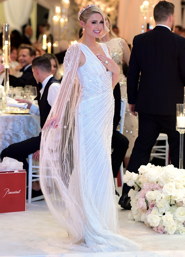 Đúng chuẩn &quot;đại tiểu thư triệu đô&quot;, Paris Hilton diện liền 4 chiếc váy lộng lẫy trong đám cưới  - Ảnh 4.