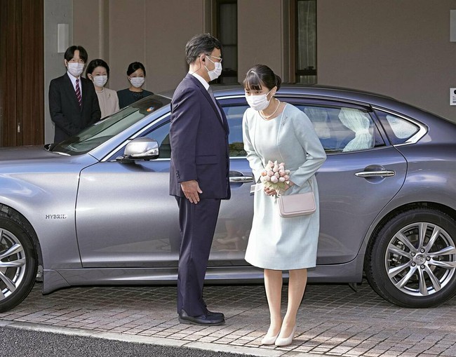Cựu Công chúa Nhật Bản chào gia đình trước khi sang Mỹ và lời nhắn nhủ của hoàng gia dành cho phò mã thường dân - Ảnh 1.