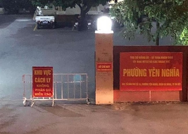 Hà Nội: Tạm phong tỏa trụ sở UBND phường Yên Nghĩa sau khi hai cán bộ nghi nhiễm Covid-19 - Ảnh 1.