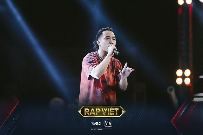 Rap Việt tập 5: Gặp gái xinh gợi cảm, Rhymastic và Trấn Thành lộ ngay bản chất sợ vợ - Ảnh 4.