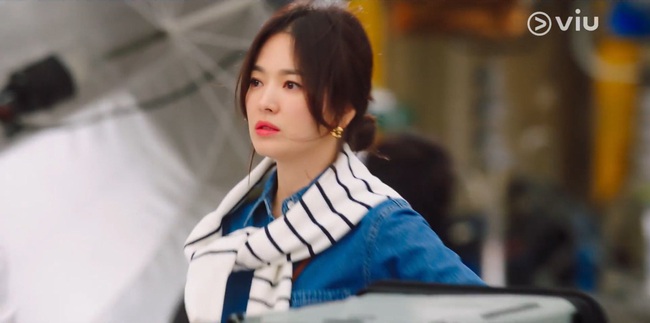 Song Hye Kyo bị chê tan nát ở phim mới: Diễn đơ, phát âm tiếng nước ngoài tệ từ &quot;Hậu duệ mặt trời&quot; đến nay vẫn không cải thiện - Ảnh 2.