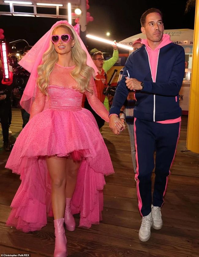 Paris Hilton "gây sốt" vì diện mạo trong tiệc hậu đám cưới, nhìn thế này ai nghĩ cô đã 40 tuổi - Ảnh 2. Paris Hilton "gây sốt" vì diện mạo trong tiệc hậu đám cưới, nhìn thế này ai nghĩ cô đã 40 tuổi - Ảnh 2.