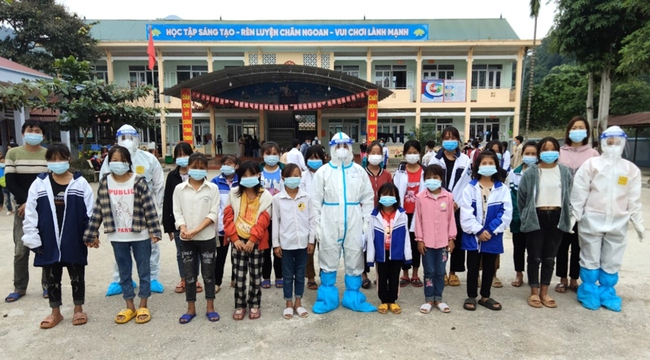 Sự thật đằng sau bức ảnh về khu cách ly tập trung của học sinh ở lán trại, "chỉ có tấm bạt và manh chiếu" - Ảnh 2. Sự thật đằng sau bức ảnh về khu cách ly tập trung của học sinh ở lán trại, "chỉ có tấm bạt và manh chiếu" - Ảnh 2.