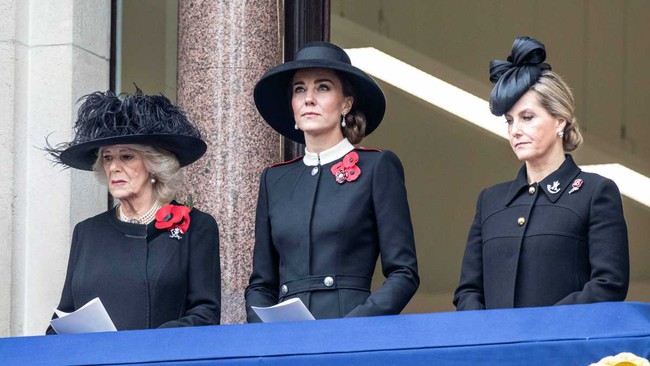 Công nương Kate thay Nữ hoàng đứng vị trí trung tâm lễ tưởng niệm nhưng vẫn có cách ứng xử đầy tinh tế với mẹ chồng  - Ảnh 3.