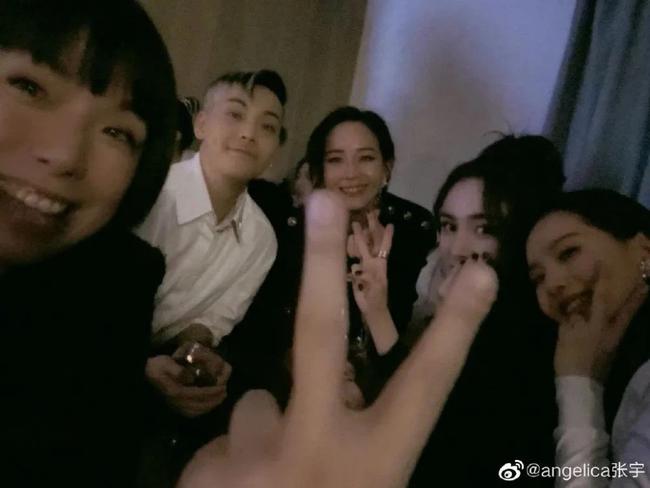 "Đ&ocirc;i bạn thế kỷ" Dương Mịch - Lưu Thi Thi bị bắt gặp đi du lịch c&ugrave;ng nhau hậu t&aacute;i hợp - Ảnh 5.