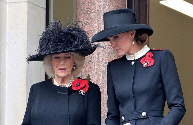 Công nương Kate thay Nữ hoàng đứng vị trí trung tâm lễ tưởng niệm nhưng vẫn có cách ứng xử đầy tinh tế với mẹ chồng  - Ảnh 5.