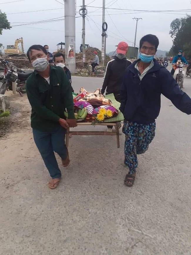 Xót xa: Bố mất liên lạc, mẹ bị động kinh tử vong khi đi bắt ốc để lại 3 đứa trẻ bơ vơ - Ảnh 2. Xót xa: Bố mất liên lạc, mẹ bị động kinh tử vong khi đi bắt ốc để lại 3 đứa trẻ bơ vơ - Ảnh 2.