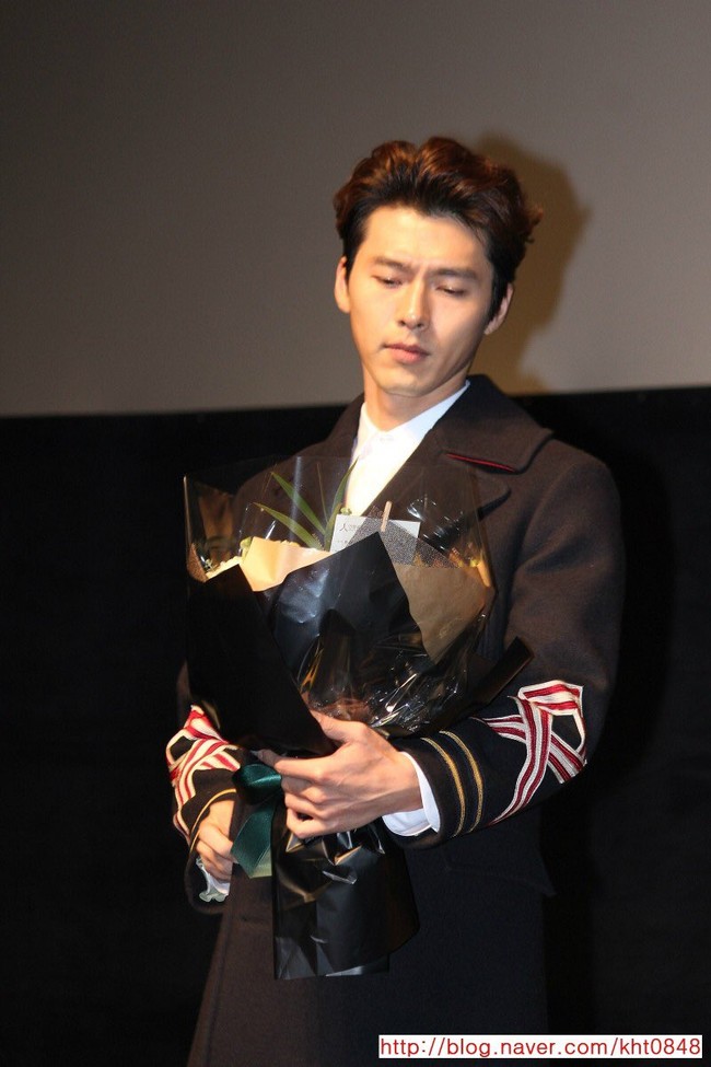 Lần đầu tiên, Hyun Bin bị chê tan nát vì ăn mặc dị hợm đi họp báo phim, fan còn tưởng mượn đồ của Son Ye Jin - Ảnh 4.