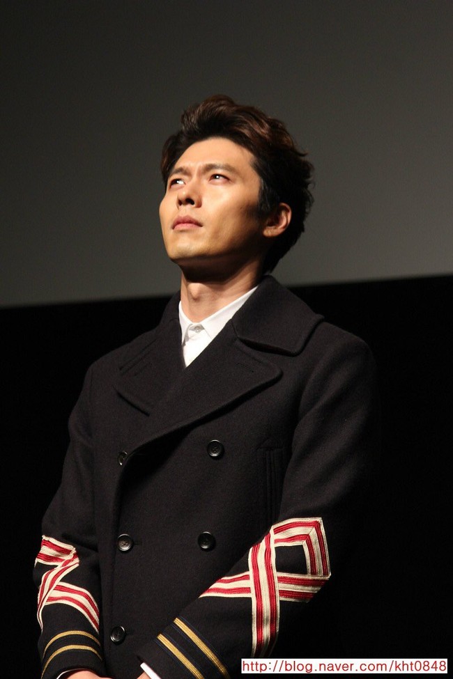 Lần đầu tiên, Hyun Bin bị chê tan nát vì ăn mặc dị hợm đi họp báo phim, fan còn tưởng mượn đồ của Son Ye Jin - Ảnh 3.