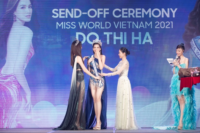 Hoa hậu Đỗ Hà nhận sash Miss World Vietnam từ Lương Thùy Linh, khoảnh khắc đứng chung bùng nổ visual - Ảnh 12.