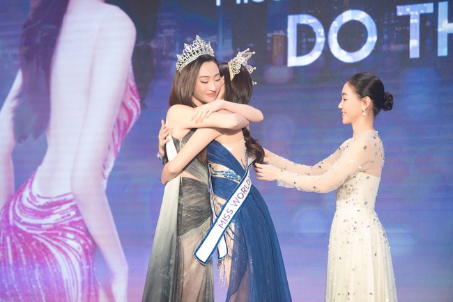 Hoa hậu Đỗ Hà nhận sash Miss World Vietnam từ Lương Thùy Linh, khoảnh khắc đứng chung bùng nổ visual - Ảnh 13.