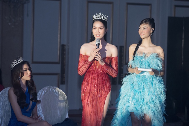 Hoa hậu Đỗ Hà nhận sash Miss World Vietnam từ Lương Thùy Linh, khoảnh khắc đứng chung bùng nổ visual - Ảnh 15.