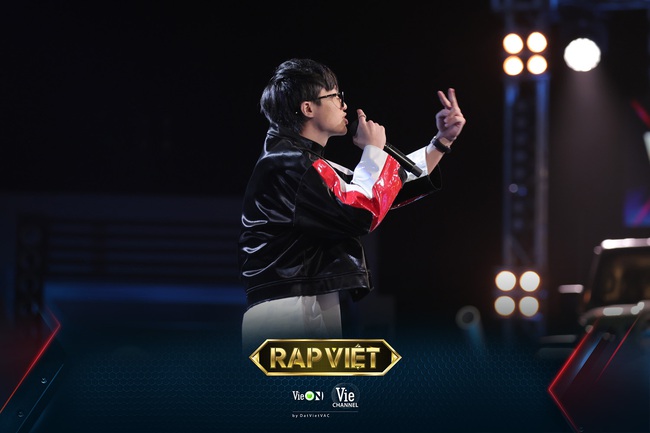 Rap Việt tập 6: Lộ diện hai nam rapper đến từ miền Tây khiến bốn huấn luyện viên điêu đứng - Ảnh 3. Rap Việt tập 6: Lộ diện hai nam rapper đến từ miền Tây khiến bốn huấn luyện viên điêu đứng - Ảnh 3.