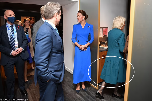 Đã cố mặc đồ xuyệt tông với Kate, bà Camilla vẫn bị soi set về trang phục: Đã là &quot;cái gai&quot; trong mắt  thì làm gì cũng bị chê - Ảnh 5.