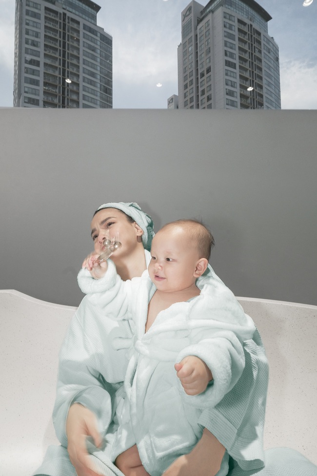 Leon và Lisa mặc áo choàng tắm, biểu cảm siêu cưng trong bộ ảnh với Hồ Ngọc Hà - Ảnh 5.