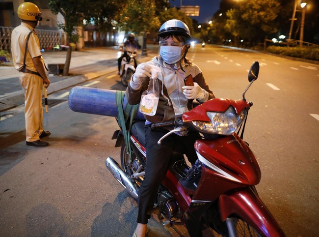 'Ông bố chở bình ô xy cứu con đêm giãn cách xã hội' gây xúc động ở Sài Gòn: Bé trai đã qua đời