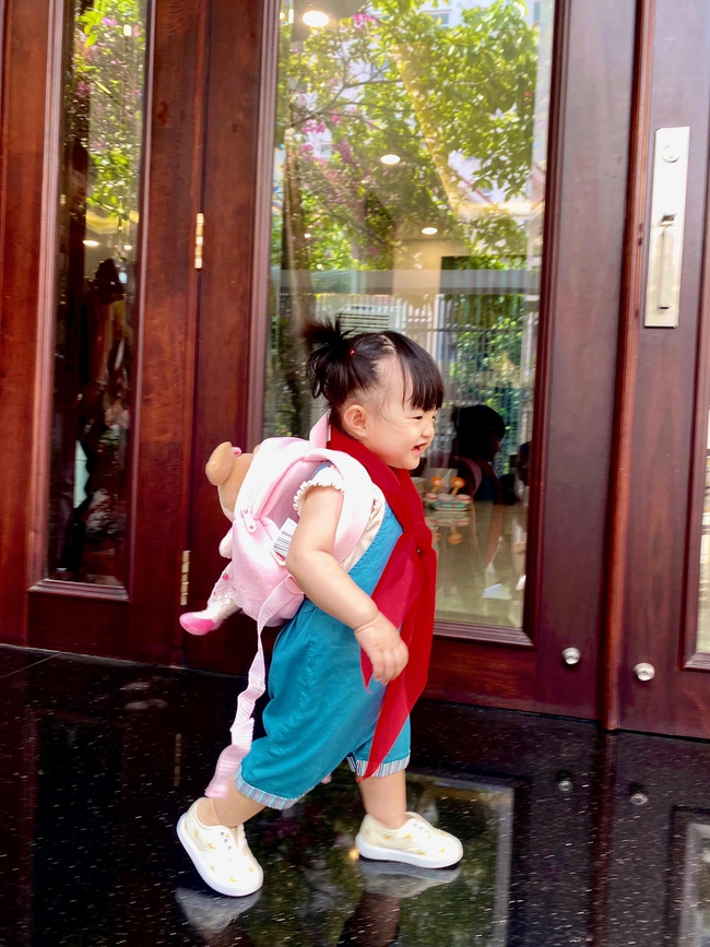 Nhóc tỳ nhà Đông Nhi quàng khăn đỏ, xách ba lô đi học cực nhí nhố trong ngày 20/11 - Ảnh 3.