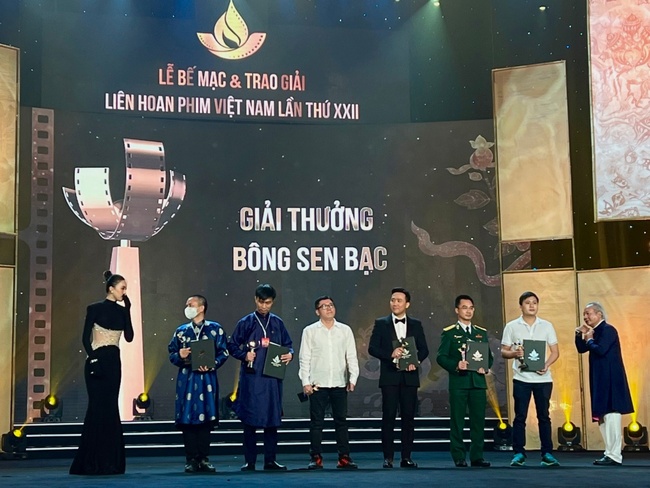 &quot;Bố Già&quot; của Trấn Thành đại thắng tại Liên hoan phim Việt Nam 2021 - Ảnh 2.