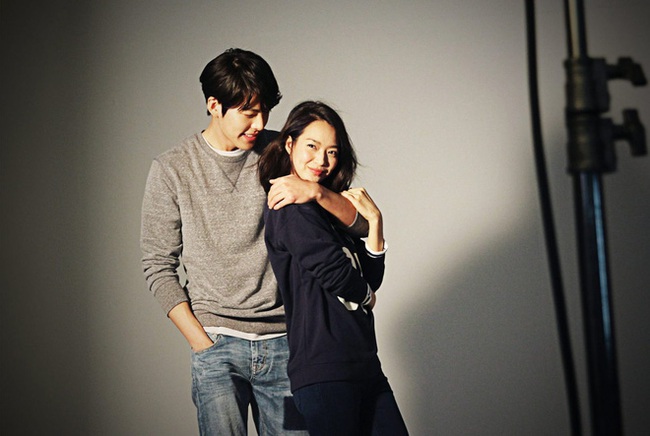 Lộ ảnh Kim Woo Bin cười rạng rỡ tại hậu trường đóng phim cùng bạn gái Shin Min Ah - Ảnh 3.