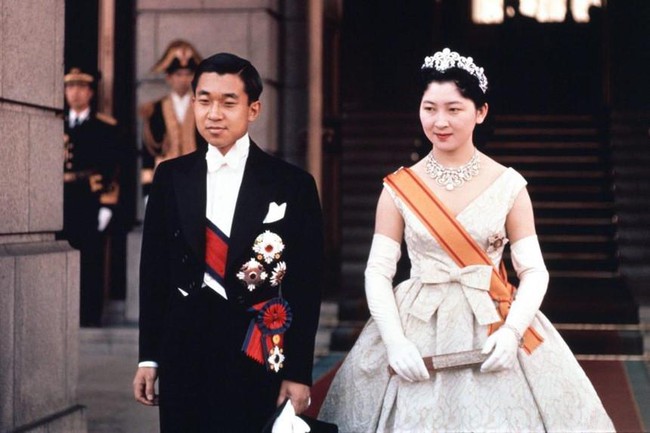 Hoàng hậu nổi tiếng nhất Nhật Bản: Người mẹ chồng &quot;cay nghiệt&quot; khiến con dâu mất giọng nói hóa ra là quốc mẫu được dân chúng sùng bái - Ảnh 2.