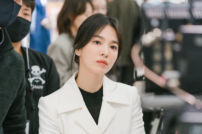 Rating kém hơn kỳ vọng, Song Hye Kyo - Jun Ji Hyun dắt tay vào top sao hạng A không cân nổi phim - Ảnh 3.