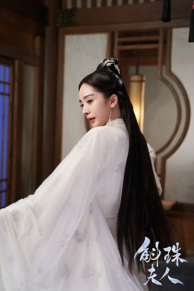 Hộc Châu phu nhân: Tạo hình váy trắng đẹp như tiên nữ của Dương Mịch, lộ thân phận con gái rồi làm phi tần luôn - Ảnh 3.
