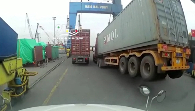 Bàng hoàng trước cảnh tượng thùng xe container biết &quot;nhảy múa&quot;, đến khi biết &quot;thủ phạm&quot; thì ai nấy cũng đều hú hồn - Ảnh 2.