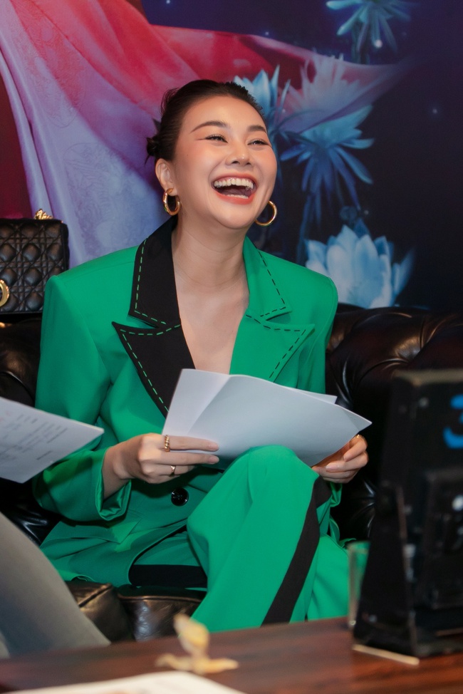Thanh Hằng diện vest xanh quyền lực, casting diễn viên cho phim cổ trang về Thái hậu Dương Vân Nga - Ảnh 4.