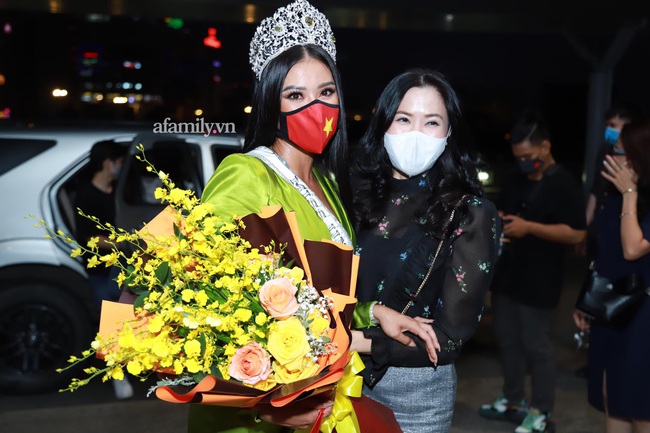 Á hậu Kim Duyên mang theo 13 chiếc vali lớn lên đường dự Miss Universe 2021, xúc động trong vòng tay cha mẹ - Ảnh 6.