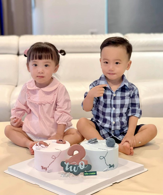 Cặp sinh đôi 2 tuổi và clip Mukbang ăn cả thế giới khiến ai cũng mê, cách cho con ăn của mẹ xinh đẹp đặc biệt gây chú ý - Ảnh 9.
