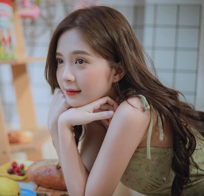 Nữ phụ xinh đẹp của Mặt nạ gương bị đạo diễn trêu đùa, bắt phải "thơm" hộp gỗ trong hậu trường - Ảnh 5. Nữ phụ xinh đẹp của Mặt nạ gương bị đạo diễn trêu đùa, bắt phải "thơm" hộp gỗ trong hậu trường - Ảnh 5.